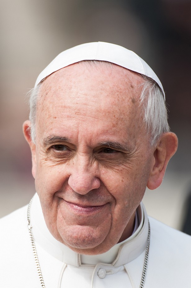 2 avril 2014 : Le pape François sourit en quittant l'audience générale, sur la place Saint-Pierre au Vatican, Italie.

April 2, 2014: Pope Francis smiles as he leaves at the end of his Wednesday general audience in Saint Peter's Square in Vatican, Italy.